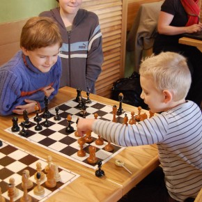 Tříkrálová šachová simultánka 6.1. 2012 v Pizza Coloseum v Průhonicích